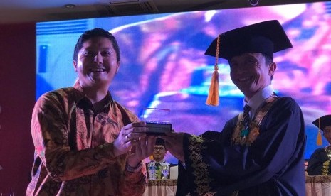 Ketua STEI SEBI,  Sigit Pramono PhD (kanan) menyerahkan kenang-kenangan kepada Direktur Pendidikan dan Riset Keuangan Syariah KNKS, Dr Sutan Emir Hidayat. 