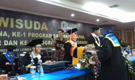 Ketua STIA LAN Jakarta Prof Dr Nurilah Nurdin saat mewisuda 489 di Jakarta Sabtu 23 November 2019.