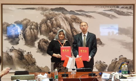 Ketua STMIK Nusa Mandiri, Dr Dwiza Riana MM, MKom menandatangani MoU bersama Vice Rector Suzhou Vocational University, Zhang Jianjun.