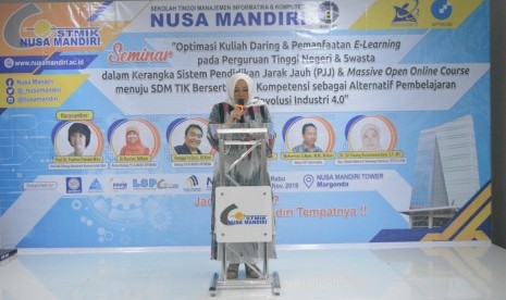 Ketua STMIK Nusa Mandiri, Dr Dwiza Riana  saat memberikan sambutan di acara seminar dan workshop PJJ dan MOOC.