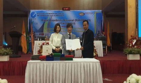 Ketua STMIK Nusa Mandiri M Wahyudi (kanan) dan pimpinan Sun Moon University Korea seusai menandatangani MoU di Padang, Rabu (21/8).