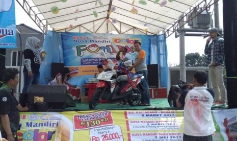 Ketua STMIK Nusa Mandiri Mochamad Wahyudi menyerahkan hadiah utama satu unit sepeda motor kepada peserta  Color Fun Bike 2017 yang beruntung. 