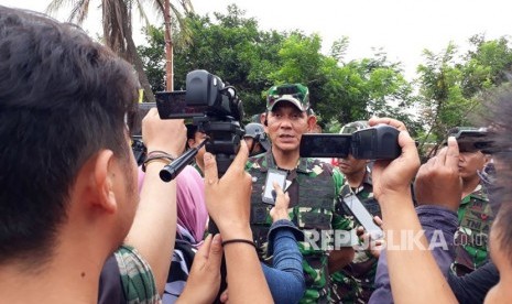 Ketua Tim Aset yang juga Kepala Dinas Logistik Lanud Suryadarma Kalijati, Subang, Kolonel Budhi Arifa Chaniago, saat berada di lokasi pembongkaran rumah dinas di Kampung Krajan, Desa Cikopo, Kecamatan Bungursari, Purwakarta, Senin (23/4).