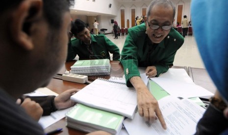  Ketua Tim Dana Kampanye DPP PPP Rahmat Karmana menyerahkan laporan dana kampanye Pemilu 2014 di Gedung KPU, Jakarta, Ahad (2/3). (Republika/Aditya Pradana Putra)