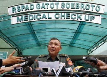 Ketua Tim Dokter Kepresidenan Brigjen TNI, Aris Wibudi, memberikan keterangan pers soal perawatan Ibu Negara Ny. Ani Yudhoyono di RSPAD Gatot Soebroto, Jakarta, Kamis (15/3). 