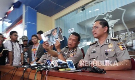 Ketua Tim DVI Kombespol dr. Pramujoko menunjukkan foto korban yang teridentifikasi bernama Surnah, Jumat (27/10) di RS Polri, Kramatjati, Jakarta Timur. Korban bernomor kantong 1 dengan nomor registrasi 344 ini baru berusia 14 tahun. 