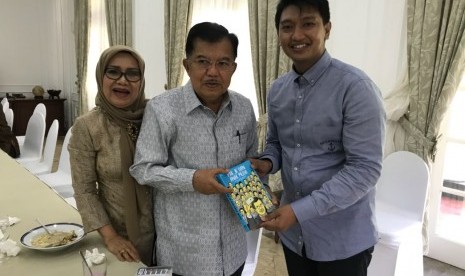 Ketua Tim Editor Buku Pak JK dan Anak Muda, Arief Rosyid menyerahkan buku kepada Wakil Presiden Jusuf Kalla