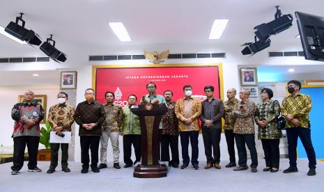 Ketua Tim Gabungan Independen Pencari Fakta (TGIPF) Tragedi Stadion Kanjuruhan Malang Mahfud MD (keenam kiri) beserta jajaran anggota memberikan keterangan pers usai menyampaikan hasil investigasi kepada Presiden Joko Widodo di Kantor Presiden, Jakarta, Jumat (14/10/2022).?TGIPF menyebut semua pemangku kepentingan saling menghindar dari tanggung jawab dan berlindung di bawah aturan serta kontrak yang secara formal sah,?TGIPF?juga menyampaikan bahwa pengurus PSSI harus bertanggung jawab. 