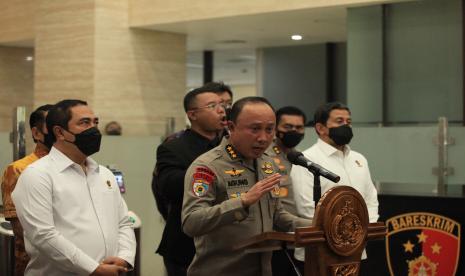 Ketua Tim Gabungan Khusus Polri yang juga Irwasum Polri Komjen Agung Budi Maryoto (tengah) bersama Kabareskrim Polri Komjen Agus Andrianto (kiri) memberikan keterangan saat konferensi pers di Mabes Polri, Jakarta, Jumat (19/8/2022). Polri menetapkan istri mantan Kadiv Propam Polri Irjen Ferdy Sambo, Putri Candrawathi sebagai tersangka pada kasus pembunuhan Brigadir Yosua Hutabarat, berdasarkan pemeriksaan mendalam dengan scientific crime investigation, alat bukti dan gelar perkara.