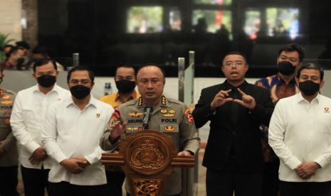 Ketua Tim Gabungan Khusus Polri yang juga Irwasum Polri Komjen Agung Budi Maryoto (tengah) bersama Kabareskrim Polri Komjen Agus Andrianto (kedua kiri) memberikan keterangan saat konferensi pers di Mabes Polri, Jakarta, Jumat (19/8/2022). Polri menetapkan istri mantan Kadiv Propam Polri Irjen Ferdy Sambo, Putri Candrawathi sebagai tersangka pada kasus pembunuhan Brigadir Yosua Hutabarat, berdasarkan pemeriksaan mendalam dengan scientific crime investigation, alat bukti dan gelar perkara.