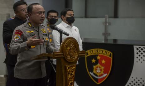 Ketua Tim Gabungan Khusus Polri yang juga Irwasum Polri Komjen Agung Budi Maryoto memberikan keterangan saat konferensi pers di Mabes Polri, Jakarta, Jumat (19/8/2022). Polri menetapkan istri mantan Kadiv Propam Polri Irjen Ferdy Sambo, Putri Candrawathi sebagai tersangka pada kasus pembunuhan Brigadir Yosua Hutabarat, berdasarkan pemeriksaan mendalam dengan scientific crime investigation, alat bukti dan gelar perkara.