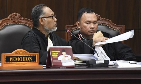 Ketua tim hukum Badan Pemenangan Nasional (BPN) pasangan Calon Presiden dan Calon Wakil Presiden nomor urut 02 Bambang Widjojanto (kiri) selaku pemohon mengikuti sidang Perselisihan Hasil Pemilihan Umum (PHPU) Pilpres 2019 di Gedung Mahkamah Konstitusi, Jakarta, Selasa (18/6/2019). 