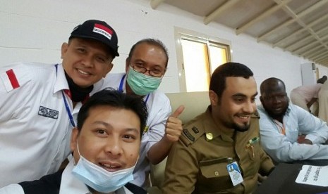 Ketua tim identifikasi jenazah WNI insiden Mina, Letkol Jaetul Muchlis Basyir dan anggota tim Naif Bahri dan Taufik Tjahjadi usai melakukan identifikasi dua jenazah terakhir insiden Mina, Jumat (16/10).