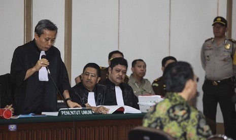 Ketua Tim Jaksa Penuntut Umum (JPU) persidangan kasus dugaan penistaan agama dengan terdakwa Basuki Tjahaja Purnama, Ali Mukartono (kiri) membacakan tuntutan pada  sidang lanjutan tersebut di Pengadilan Negeri Jakarta Utara, Auditorium Kementerian Pertanian, Jakarta, Kamis (20/4). 