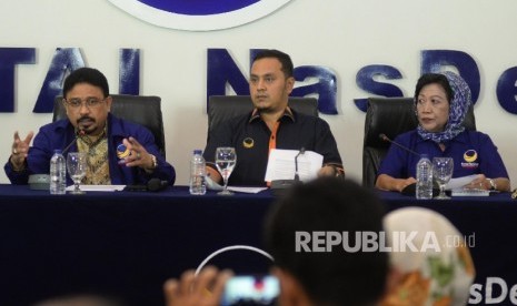 Ketua DPP Partai Nasdem Zulfan Lindan (kiri)