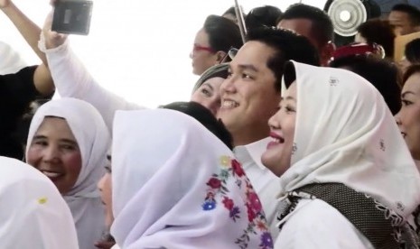 Ketua Tim Kampanye Nasional Joko Widodo-Ma’ruf Amin, Erick Thohir (ET), berswafoto bersama anggota 'Perempuan Keren' di Jakarta.