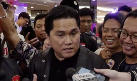 Ketua Tim Kampanye Nasional Jokowi-Ma'ruf,  Erick Thohir (tengah)