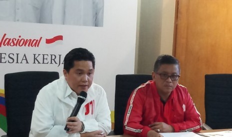 Ketua Tim Kampanye Nasional (TKN) Erick Thohir (kanan) bersama Sekretaris TKN, Hasto Kristianto menyampaikan keterangan pers soal rencana kampanye akbar pasangan Jokowi-Ma'ruf Amin, Sabtu (23/3) 