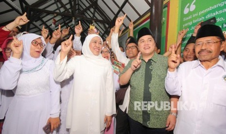 Ketua Tim Kampanye Nasional (TKN) Erick Thohir (kedua kanan) didampingi Penasihat Jaringan Kiai-Santri Nasional (JKSN) yang juga Gubernur Jawa Timur Terpilih Khofifah Indar Parawansa (kelima kanan) bersama sejumlah pendukung saat peresmian Rumah Aspirasi Jaringan Kyai Santri Nasional (JKSN) di Jalan Diponegoro, Surabaya, Jawa Timur, Jumat (26/10/2018). 