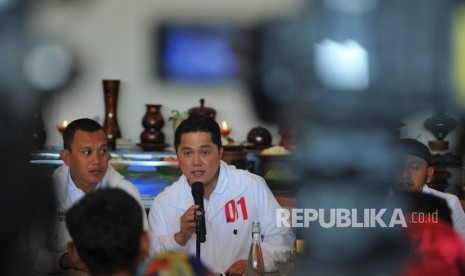 Ketua Tim Kampanye Nasional (TKN) Erick Thohir memberikan keterangan pers terkait pelaksanaan Konser Putih dan perkembangan isu kampanye pasangan calon presiden Joko Widodo-Ma'ruf Amin kepada wartawan di Palembang, Sumatera Selatan, Selasa (2/4). 