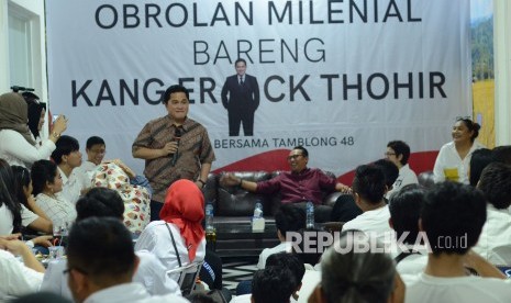 Ketua Tim Kampanye Nasional (TKN) Jokowi-Ma'ruf Amin, Erick Thohir berdialog dengan kalangan milenial pada acara Obrolan Milenial Bersama Kang Erick Thohir, di Posko Pemenangan Bersama Jokowi-Ma'ruf, di Jalan Tamblong, Kota Bandung, Ahad (20/1).