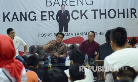 Ketua Tim Kampanye Nasional (TKN) Jokowi-Ma'ruf Amin, Erick Thohir berdialog dengan kalangan milenial pada acara Obrolan Milenial Bersama Kang Erick Thohir, di Posko Pemenangan Bersama Jokowi-Ma'ruf, di JalanTamblong, Kota Bandung, Ahad (20/1).