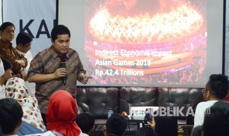 Ketua Tim Kampanye Nasional (TKN) Jokowi-Ma'ruf Amin, Erick Thohir berdialog dengan kalangan milenial pada acara Obrolan Milenial Bersama Kang Erick Thohir, di Posko Pemenangan Bersama Jokowi-Ma'ruf, di JalanTamblong, Kota Bandung, Ahad (20/1).