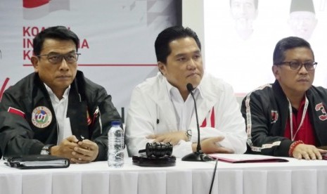 Ketua Tim Kampanye Pemenangan paslon nomor urut 01, Erick Thohir (tengah)