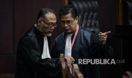 Ketua Tim kuasa hukum pasangan calon presiden dan calon wakil presiden nomor urut 02 Bambang Widjojanto (kiri), selaku pemohon bersiap mengikuti sidang Perselisihan Hasil Pemilihan Umum (PHPU) presiden dan wakil presiden di Gedung Mahkamah Konstitusi, Jakarta, Jumat (21/6/2019).