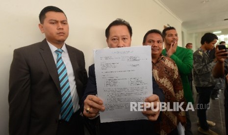 Ketua Tim Kuasa Hukum PPP, Humphrey R Djemat (kedua kiri) menunjukan surat gugatan usai menjalani sidang gugatan perdana di Pengadilan Negeri Jakarta Pusat, Selasa (15/3). 