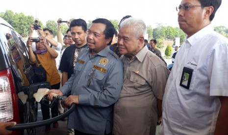 Ketua Tim Kunjungan BBM, Gas dan Listrik Komisi VII DPR RI, Herman Khaeron, didampingi Direktur Pemasaran dan Ritel PT Pertamina (Persero) Mas'ud Khamid (safari putih) mengecek kesiapan dan ketersediaan BBM di rest area Tol Cipali KM 102, Desa Batusari, Kecamatan Dawuan, Kabupaten Subang, Jabar, Senin (4/6).