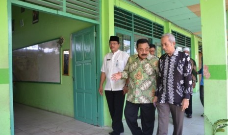 Ketua Tim Kunjungan Spesifik Komisi X DPR, Zainul Arifin (tengah), meninjau kesiapan pelaksanaan Ujian Nasional Berbasis Komputer (UNBK) 2017 tingkat SMP/sederajat di SMPN 1 Kertak Hanyar, Banjar, Kalimantan Selatan, Jumat (21/4).