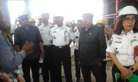 Ketua Tim Kunker Komisi V DPR Lasarus di sela-sela peninjauan ke lokasi bandara baru, Senin (31/10).