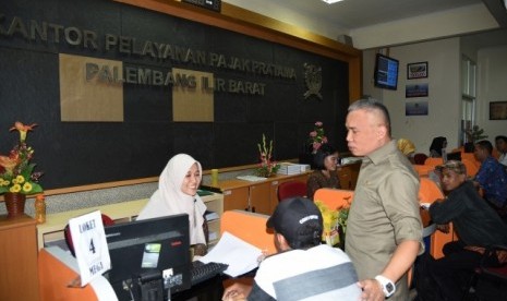 Ketua Tim Kunker Komisi XI DPR, Achmad Hafizs Tohir, meninjau Kantor Pelayanan Pajak Pratama Palembang, Ilir Barat, Sumatera Selatan, Jumat (5/5).