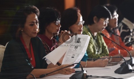 Ketua tim Panitia Seleksi (Pansel) Destry Damayanti (keempatkiri) bersama anggota tim Pansel menunjukan hasil asessment calon pimpinan KPK di Gedung III Sekretariat Negara, Jakarta, Rabu (12/8). 