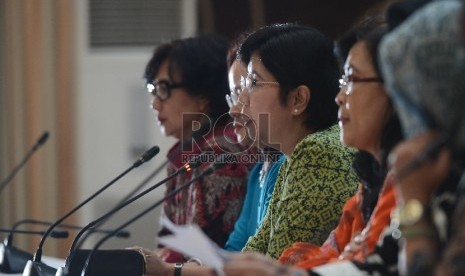 Ketua tim Panitia Seleksi (Pansel) Destry Damayanti (ketiga kanan) bersama anggota tim Pansel mengumumkan hasil asessment calon pimpinan KPK di Gedung III Sekretariat Negara, Jakarta, Rabu (12/8).