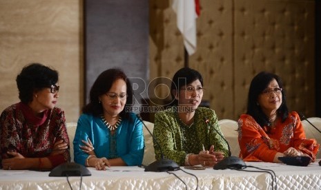 Ketua tim Panitia Seleksi (Pansel) Destry Damayanti (ketiga kiri) bersama anggota tim Pansel mengumumkan hasil asessment calon pimpinan KPK di Gedung III Sekretariat Negara, Jakarta, Rabu (12/8). 