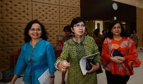  Ketua tim Panitia Seleksi (Pansel) Destry Damayanti (tengah) bersama anggota tim Pansel memasuki Gedung III Sekretariat Negara untuk mengumumkan hasil asessment calon pimpinan KPK, Jakarta, Rabu (12/8).