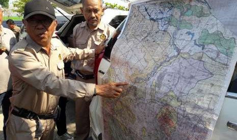 Ketua Tim Pemetaan Pusat Survei Geologi, Badan Geologi KESDM, Asdani, menjelaskan kegiatan pemetaan mikrozonasi untuk melihat potensi tingkat kerawanan gempa bumi di Desa Pagedangan dan Desa Sukaperna, Kecamatan Tukdana, Kabupaten Indramayu, Senin (20/8).