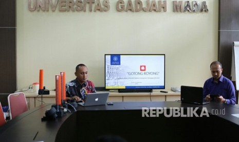 Ketua Tim Pengembang Gotro, Dr Anggri Setiawan, saat menerangkan aplikasi informasi pengungsi bernama Gotro, Jum'at (18/5).