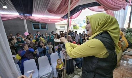 Ketua Tim Penggerak Kesejahteraan Keluarga (TP PKK) Provinsi Jawa Barat Atalia Praratya Ridwan Kamil meninjau pelaksanaan imunisasi polio di Purwakarta, Senin (3/4/2023).