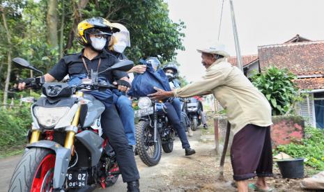 Ketua Tim Penggerak Pemberdayaan Kesejahteraan Keluarga Provinsi Jawa Barat Atalia Praratya Ridwan Kamil berbagi pada masyarakat. 