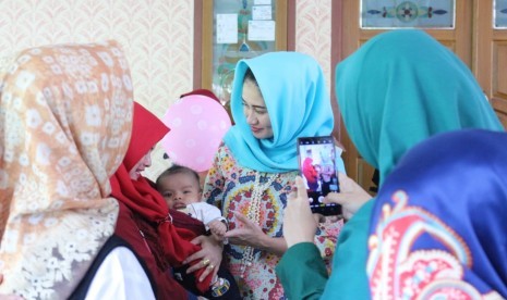  Ketua Tim Penggerak Pemberdayaan Kesejahteraan Keluarga (TP PKK) Kabupaten Musi Banyuasin (Muba), Hj Thia Yufada Dodi Reza meresmikan Posyandu Balita Amanah Kelurahan Soak Baru Kecamatan Sekayu, Selasa (3/9). 