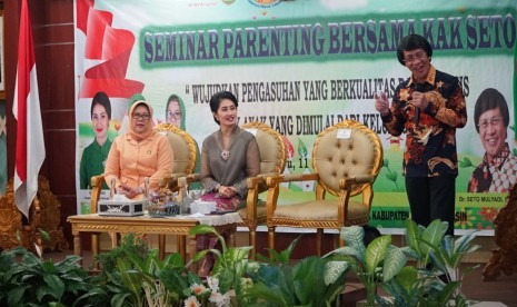 Ketua Tim Penggerak PKK Kabupaten Muba Hj Thia Yufada Dodi Reza dalam seminar sehari bersama DR Seto Mulyadi SPsi MPsi, dengan tema 