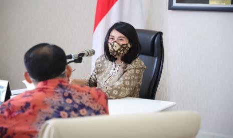 Ketua Tim Penggerak PKK Kabupaten Muba, Hj Thia Yufada Dodi Reza yang juga selaku Ketua Forum Kabupaten Sehat, pada Webinar Dinas Kesehatan Kabupaten Muba .