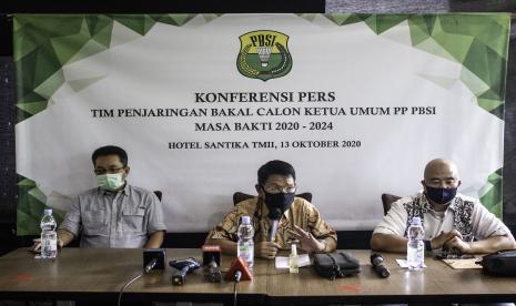 Ketua Tim Penjaringan Bakal Calon Ketua Umum PBSI 2020-2024 Edi Sukarno (tengah) bersama Sekretaris Topan Indra Karsa (kanan), dan Sekjen PBSI Achmad Budiharto (kiri) memberikan keterangan pers terkait penyenggaraan Munas PBSI di Jakarta, Selasa (13/10/2020). Pengurus Pusat Persatuan Bulutangkis Seluruh Indonesia (PP PBSI) menggelar Musyawarah Nasional (Munas) pada 5-6 November 2020 dengan agenda pemilihan Ketua Umum PBSI masa bakti 2020-2024.