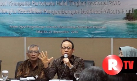 Ketua Tim Percepatan dan Pengembangan Pariwisata Halal (TP3H), Riyanto Sofyan (tengah)