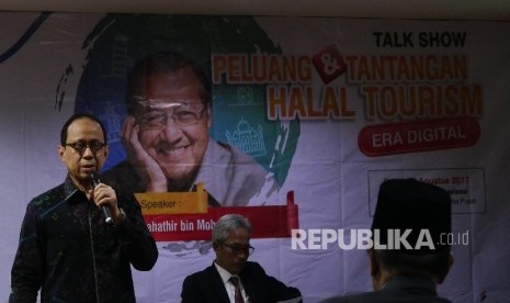  Ketua Tim Percepatan Pengembangan Pariwisata Halal Kemeterian Pariwisata Republik Indonesia Riyanto Sofyan menyampaikan materinya pada sebuah talkshow bertema “Peluang dan Tantangan Halal Tourism” di Jakarta, Rabu (16/8). 