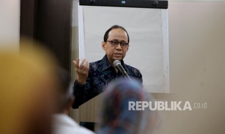 Ketua Tim Percepatan Pengembangan Pariwisata Halal (P3H) Kementerian Pariwisata RI Riyanto Sofyan menyampaikan pidato sambutan saat menghadiri acara Halal Bin Halal dan kelas Jurnalistik di Hotel Sofyan, Jakarta, Selasa (11/7).