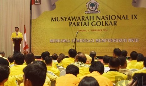 Ketua Tim Presidium Penyelamat Partai Golkar, Agung Laksono saat memberikan pidato sambutannya pada peresmian pembukaan Musyawarah Nasional IX Partai Golkar di Jakarta, Sabtu (5/12). 